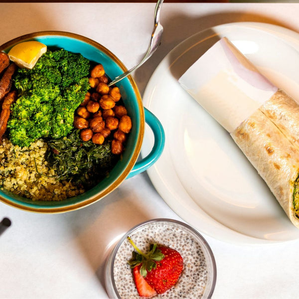Bunt gemischte Mahlzeit: Bowl mit Brokkolim Quinoa und Kichererbsen