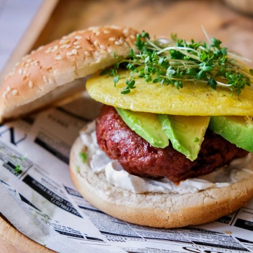 Veganes Frühstücksburger mit veganem Ei und Avocadoscheiben