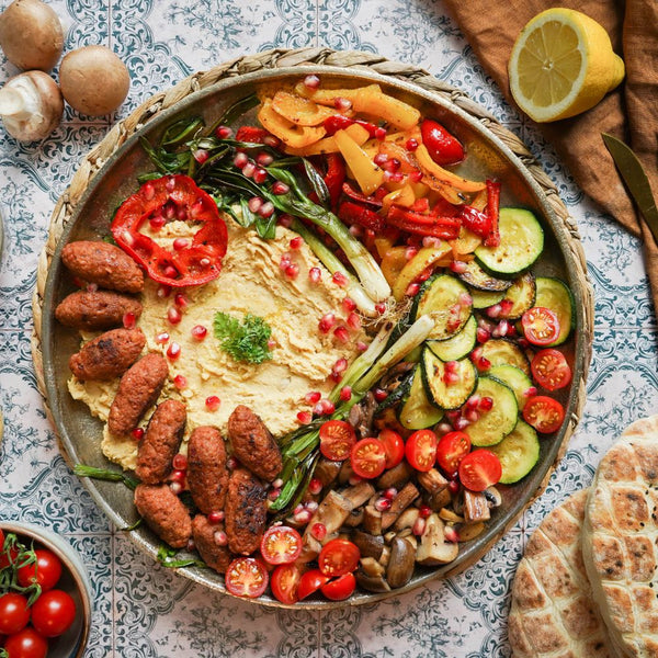 Vegane Cevapcici-Grillplatte mit hausgemachtem Hummus