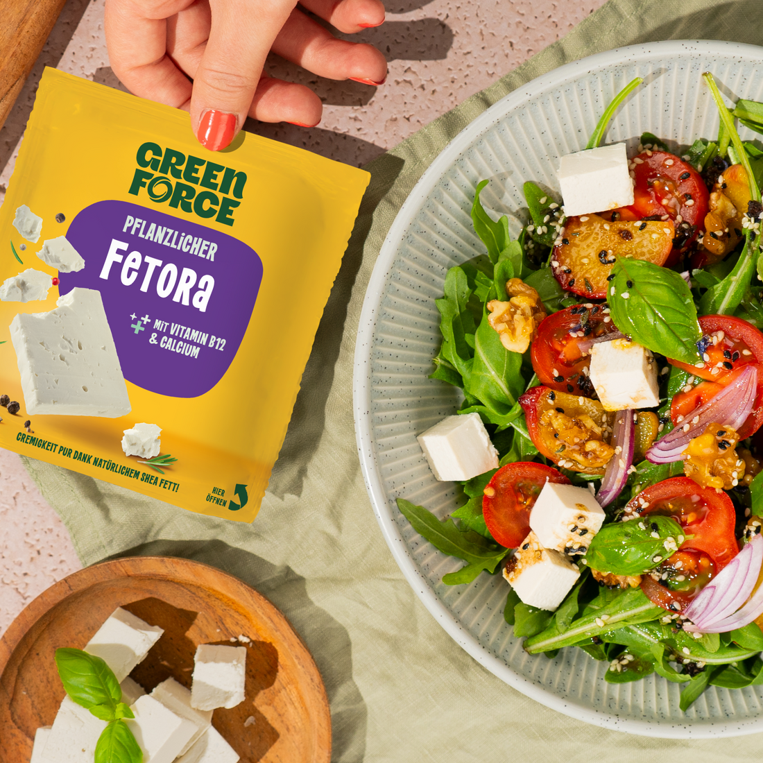 Sommerlicher Fetora-Salat mit karamellisierten Walnüssen