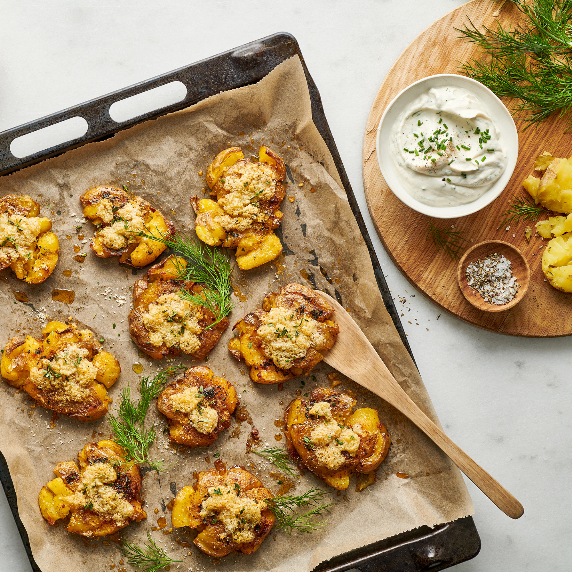 Cheesy Smashed Potatoes mit Zitronen-Thymian-Dip