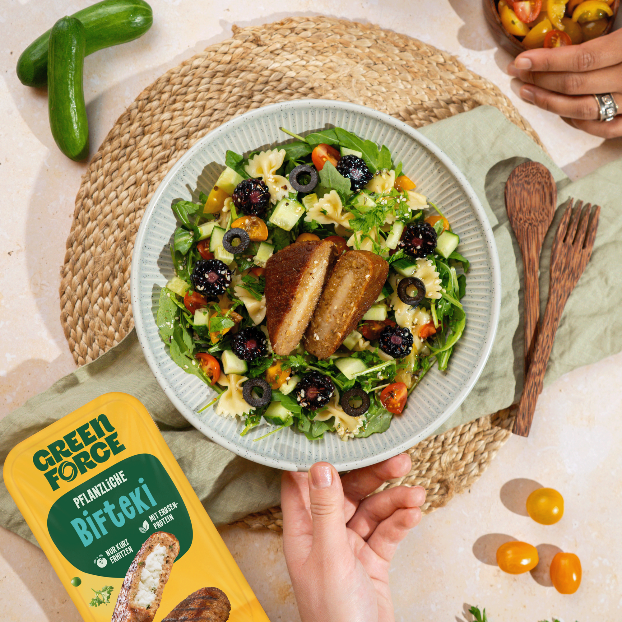 Pflanzliches Bifteki auf mediterranem Salat mit Süßkartoffelpommes und Zaziki Dip