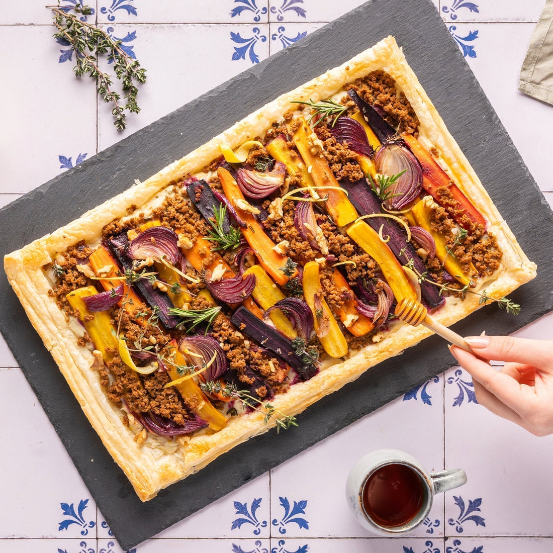 Vegane Blätterteig-Tarte mit Hack und Zitronen-Feta-Creme