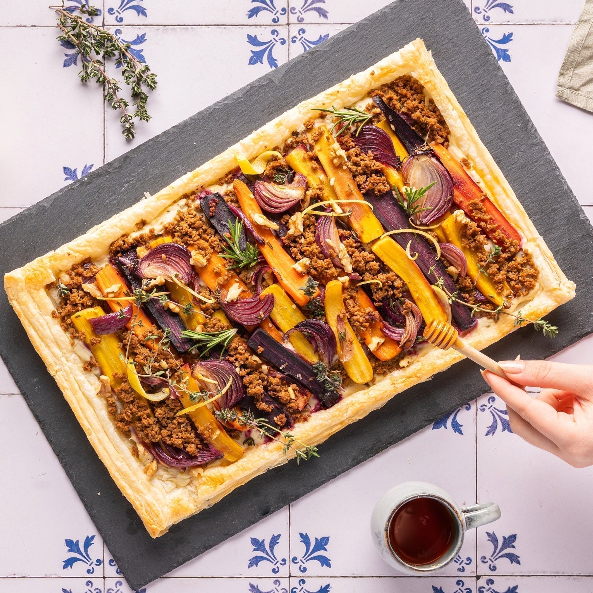 Vegane Blätterteig-Tarte mit Hack und erfrischender Creme
