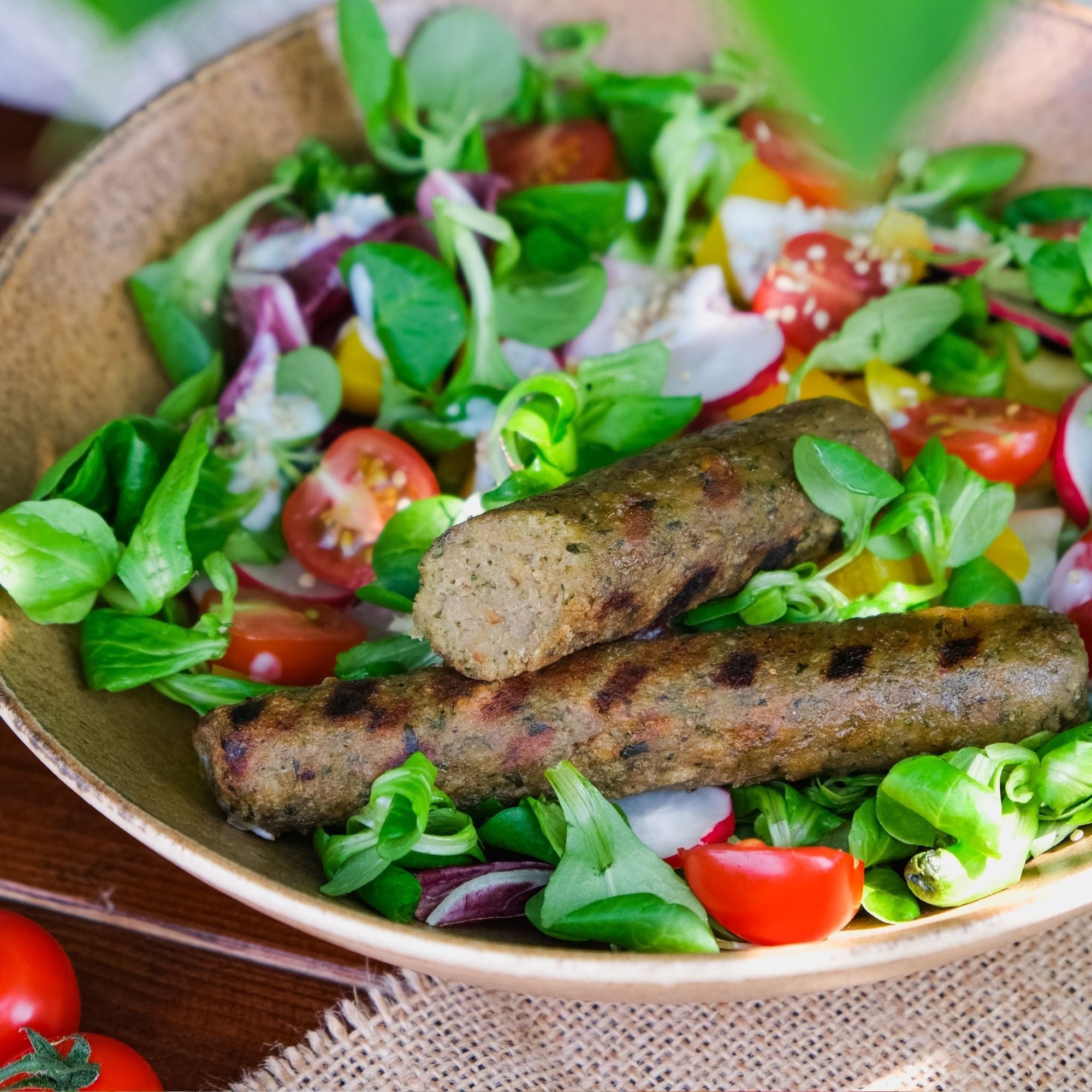 Wiesenkräuter Bratwurst auf buntem Salat
