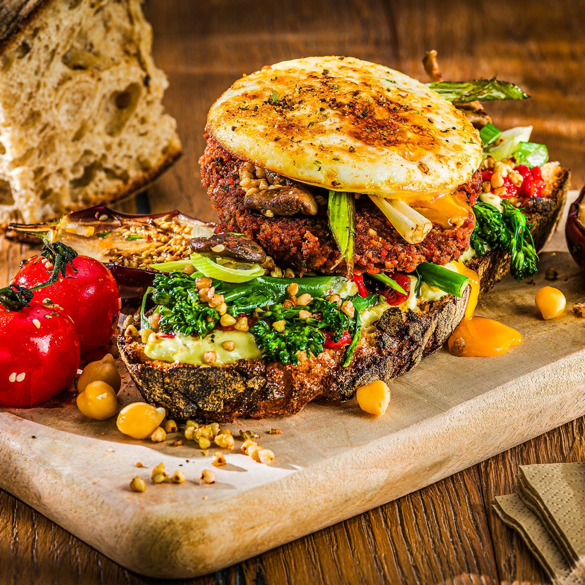 Veganer Brot-Burger mit veganem Ei und Avocado