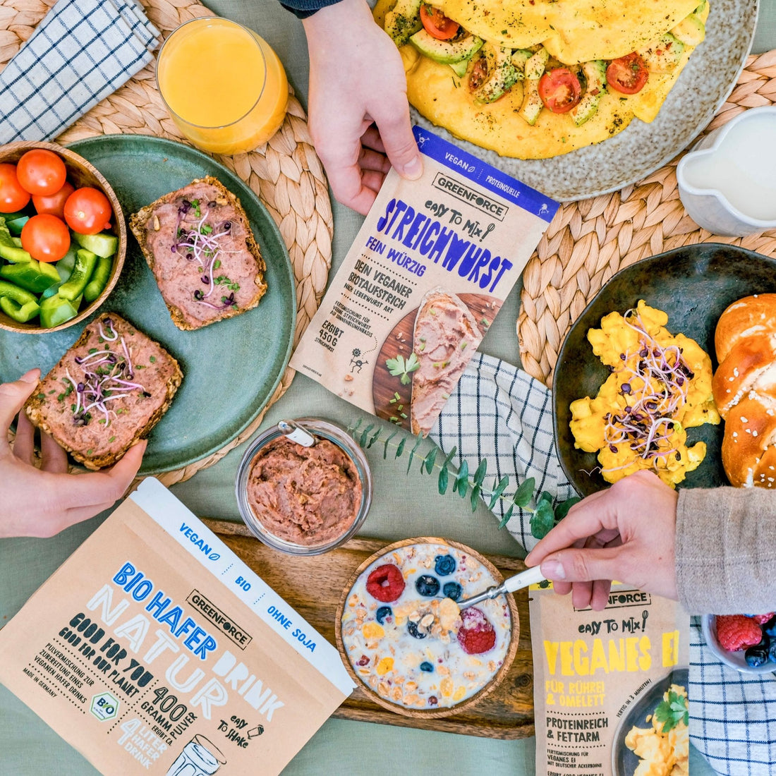 veganer Brunchtisch mit Ei, Streichwurst und Hafermilch