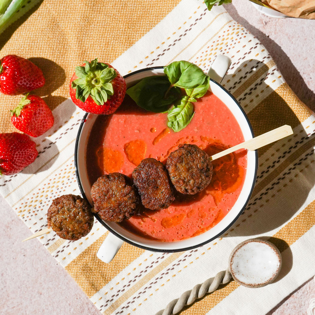 Erdbeer-Gazpacho mit Frika-Spießen