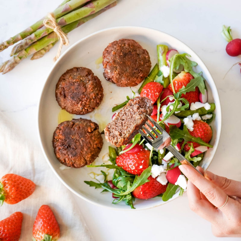Erdbeer-Spargel Salat mit Frikadellen