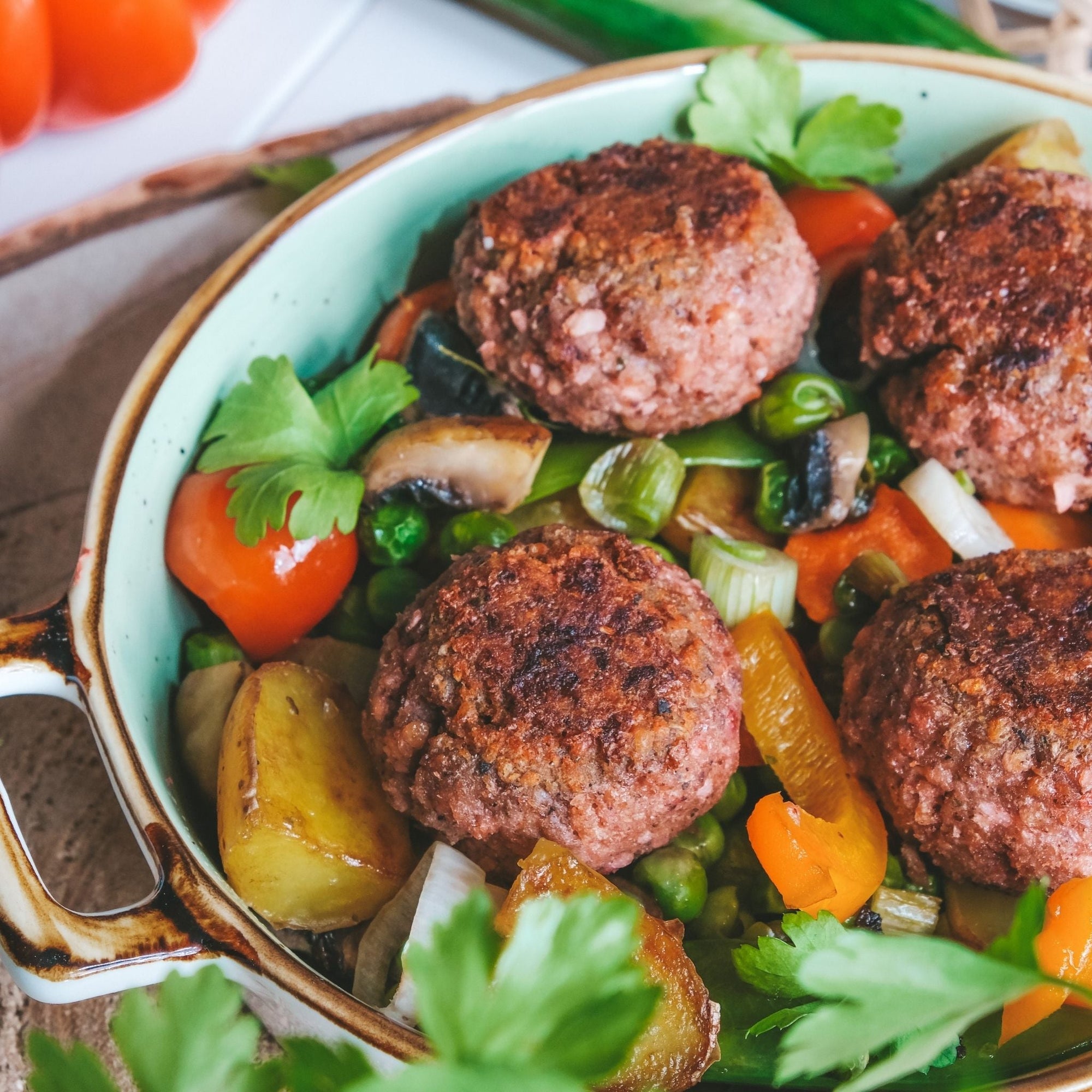 Frikadellen auf sommerlichen Gemüse