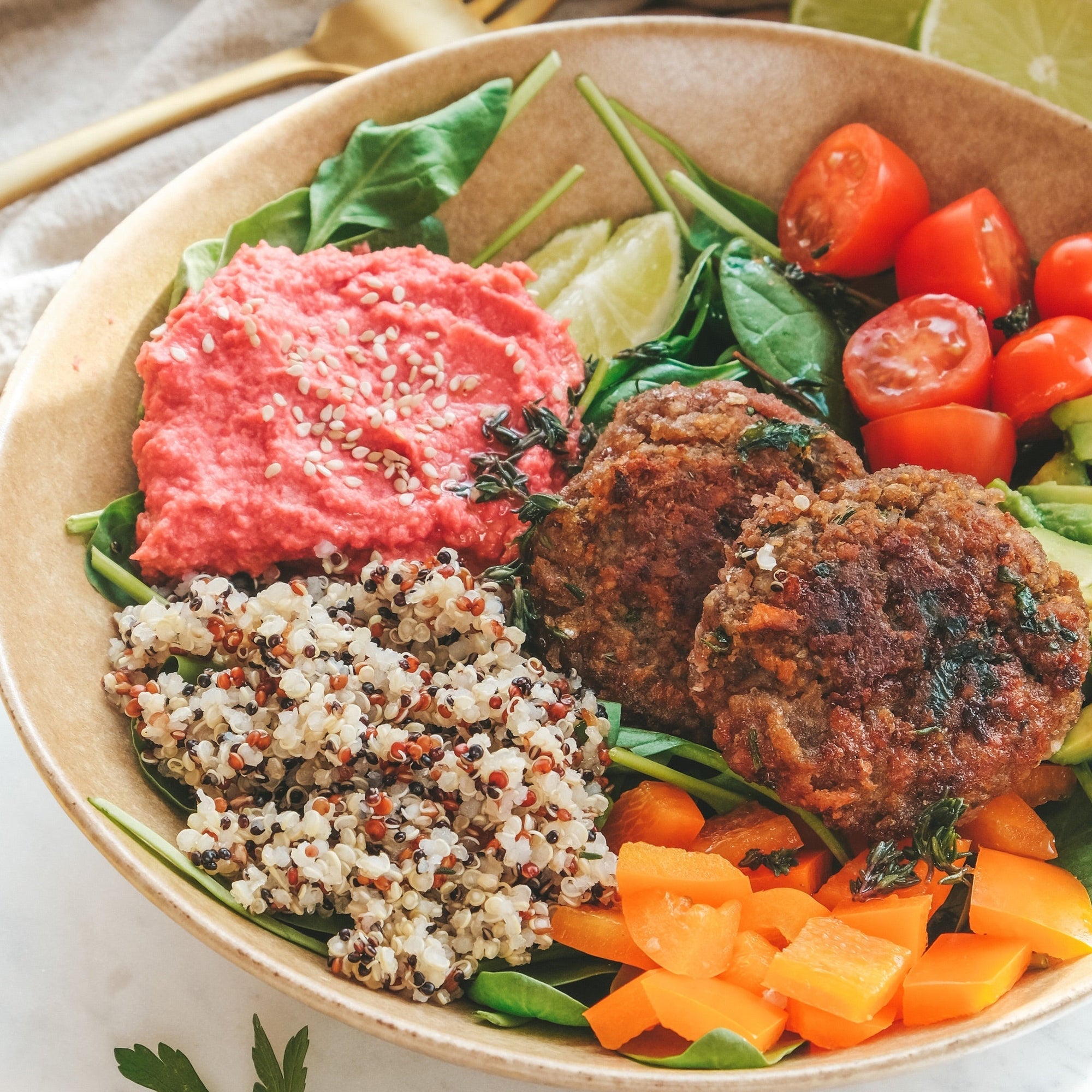 Frika-Bowl mit Pink Hummus