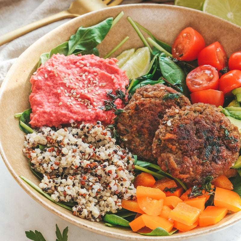 Frika-Bowl mit Pink Hummus
