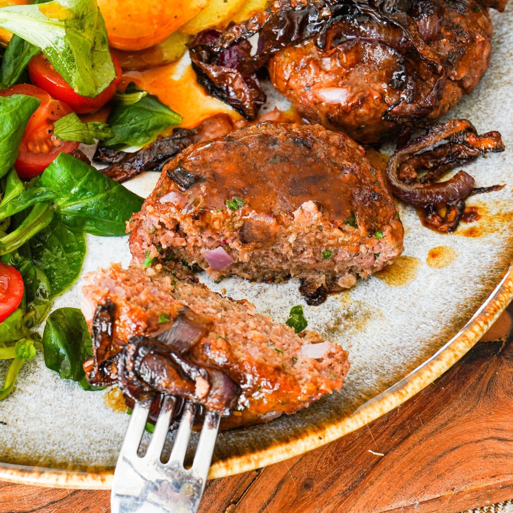 Frikadellen mit Schmorzwiebeln und Bratkartoffeln