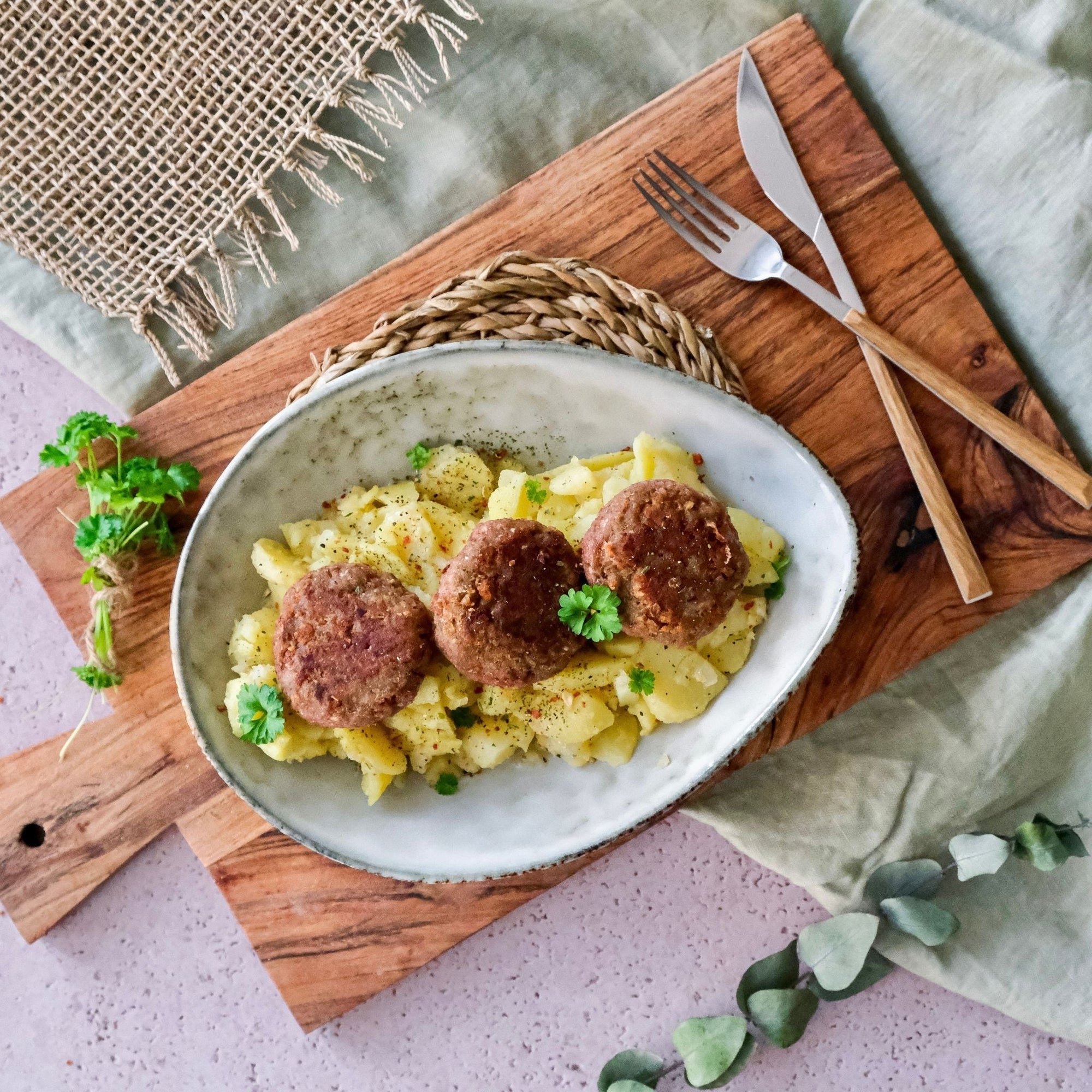 Topshot der Frikadellen auf Kartoffelsalat