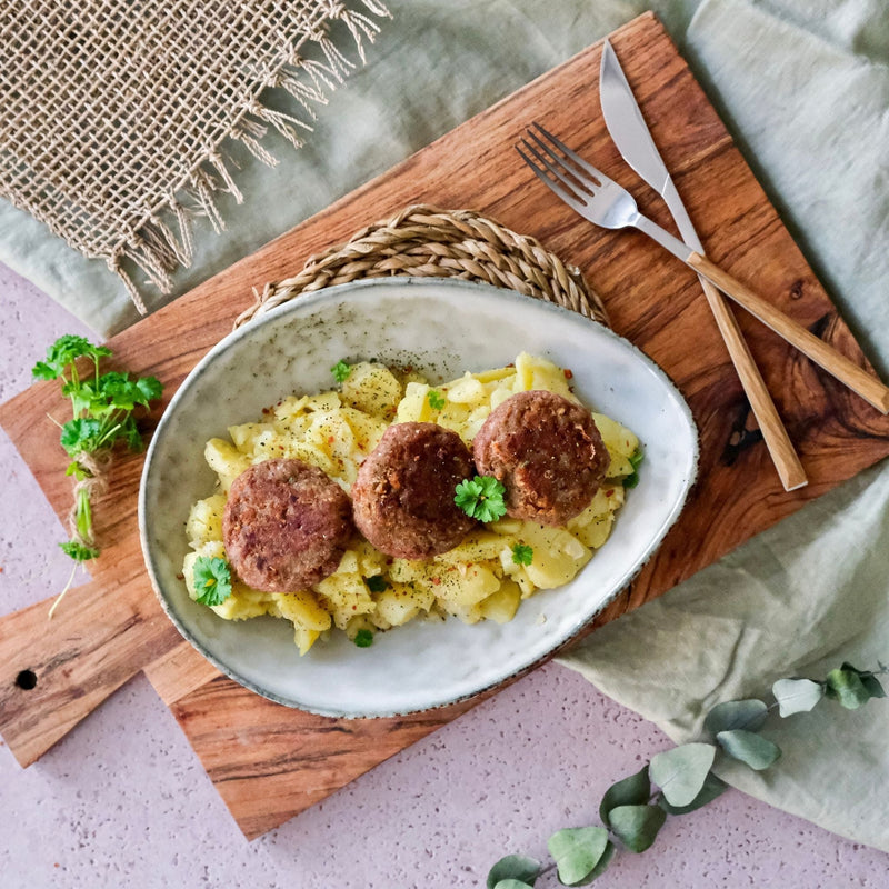 Topshot der Frikadellen auf Kartoffelsalat
