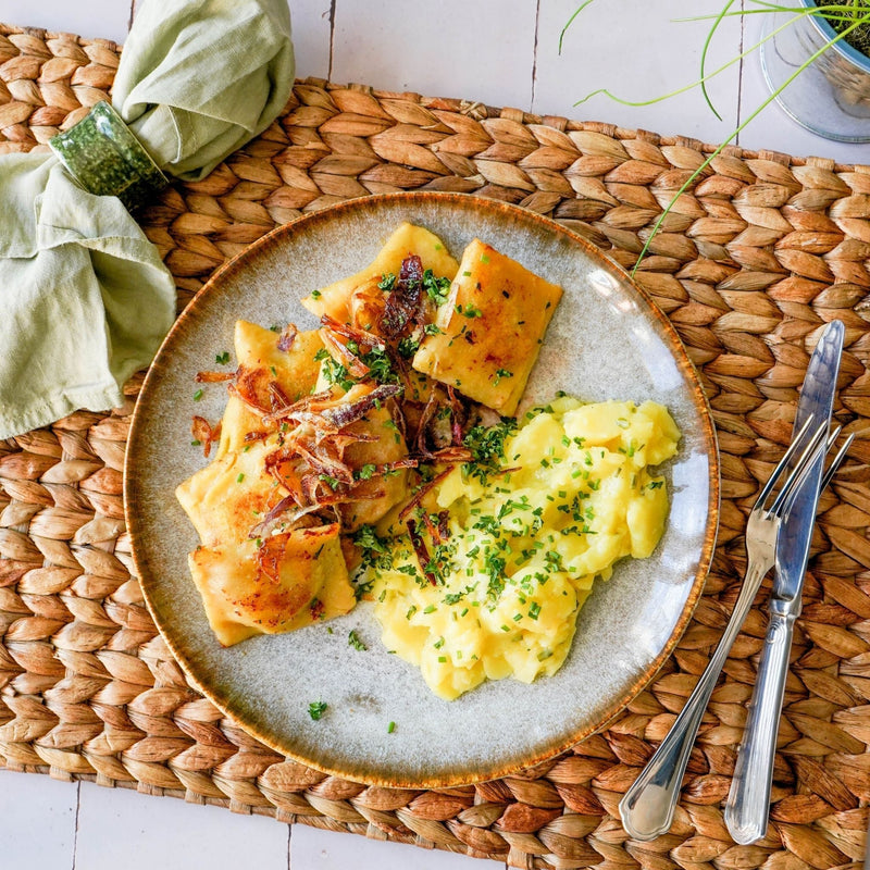 Gebratene Maultaschen mit Kartoffelsalat und veganer Bratensauce