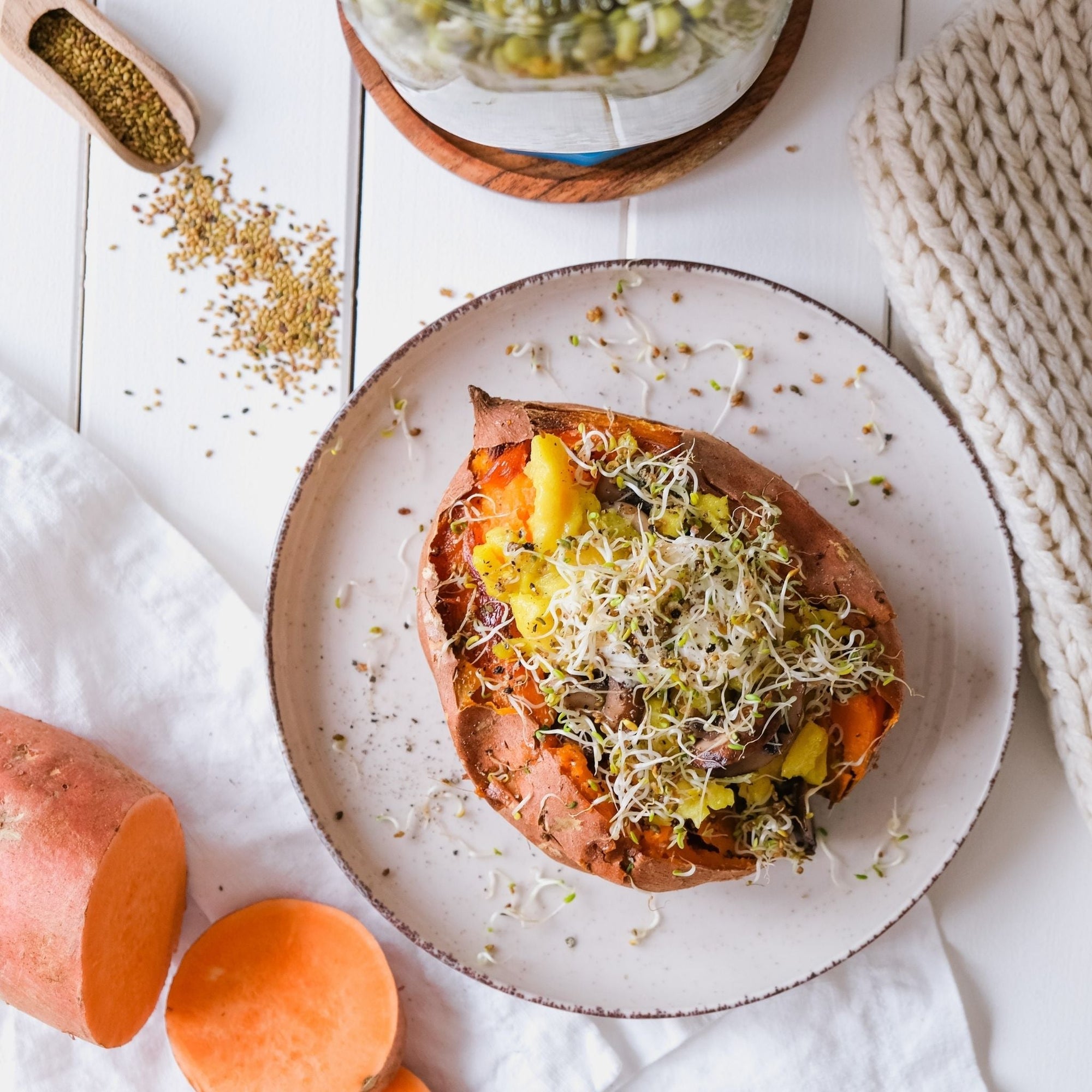 vegan gefüllte Süßkartoffel mit Rührei uns Sprossen