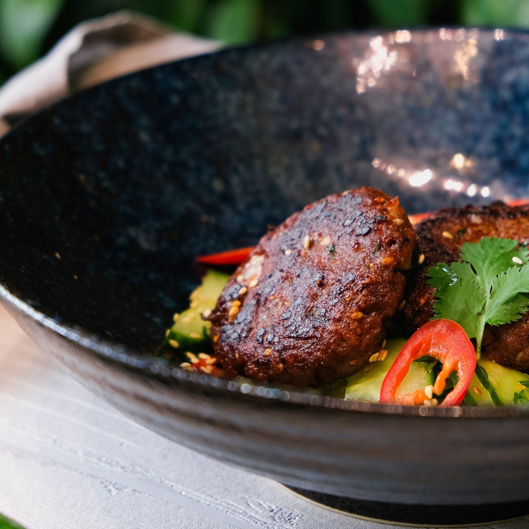 Thai-Cake auf Sesam-Gurkensalat by Thomas Heß (Andaz Hotel München)