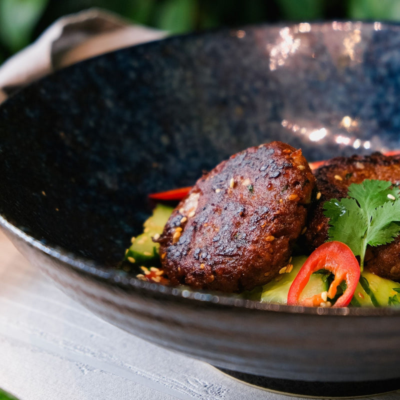 Thai-Cake auf Sesam-Gurkensalat by Thomas Heß (Andaz Hotel München)