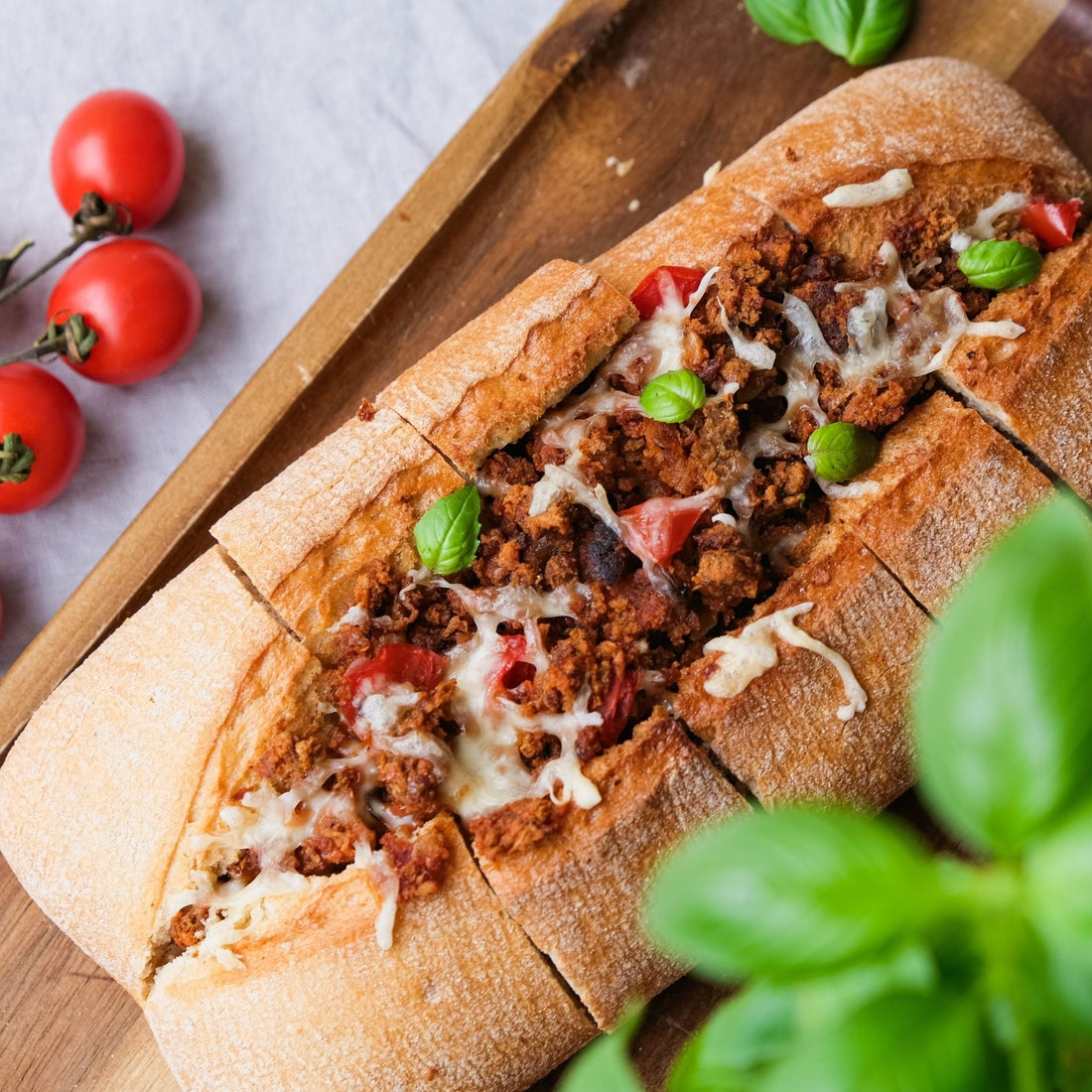 Hack-Baguette mit Tomaten und Basilikum
