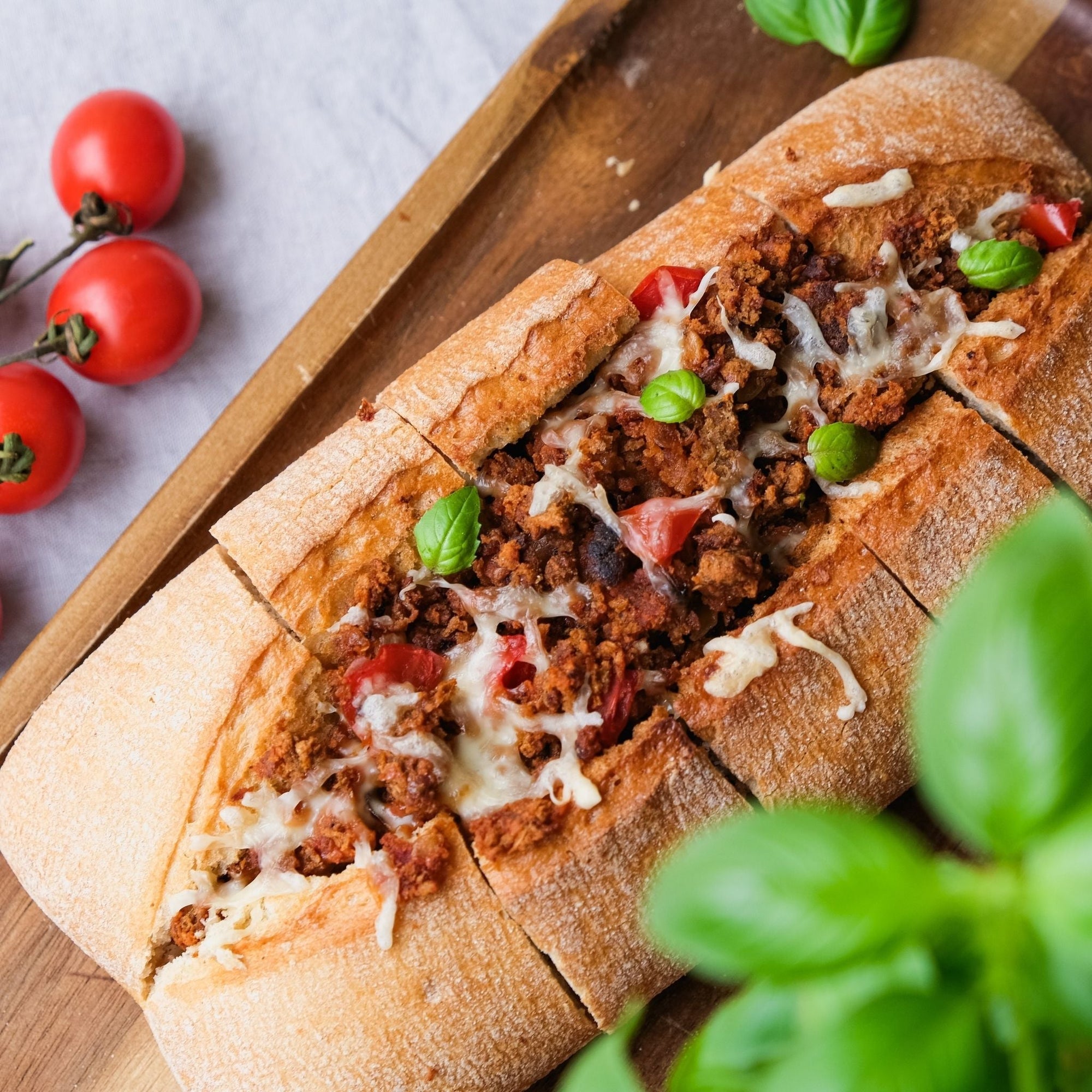 Hack-Baguette mit Tomaten und Basilikum