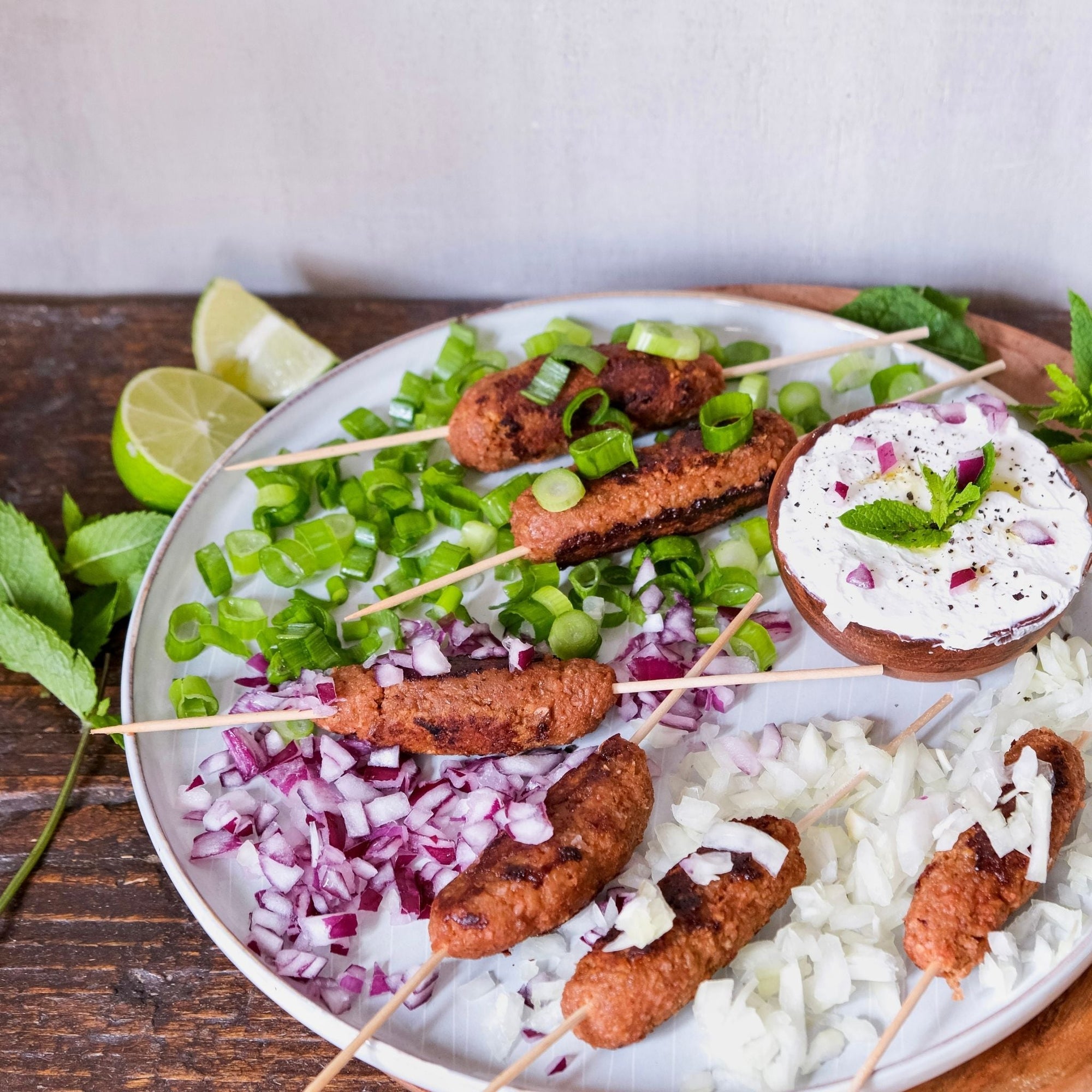 Cevapcici mit Zwiebel-Mix & Minz-Dip