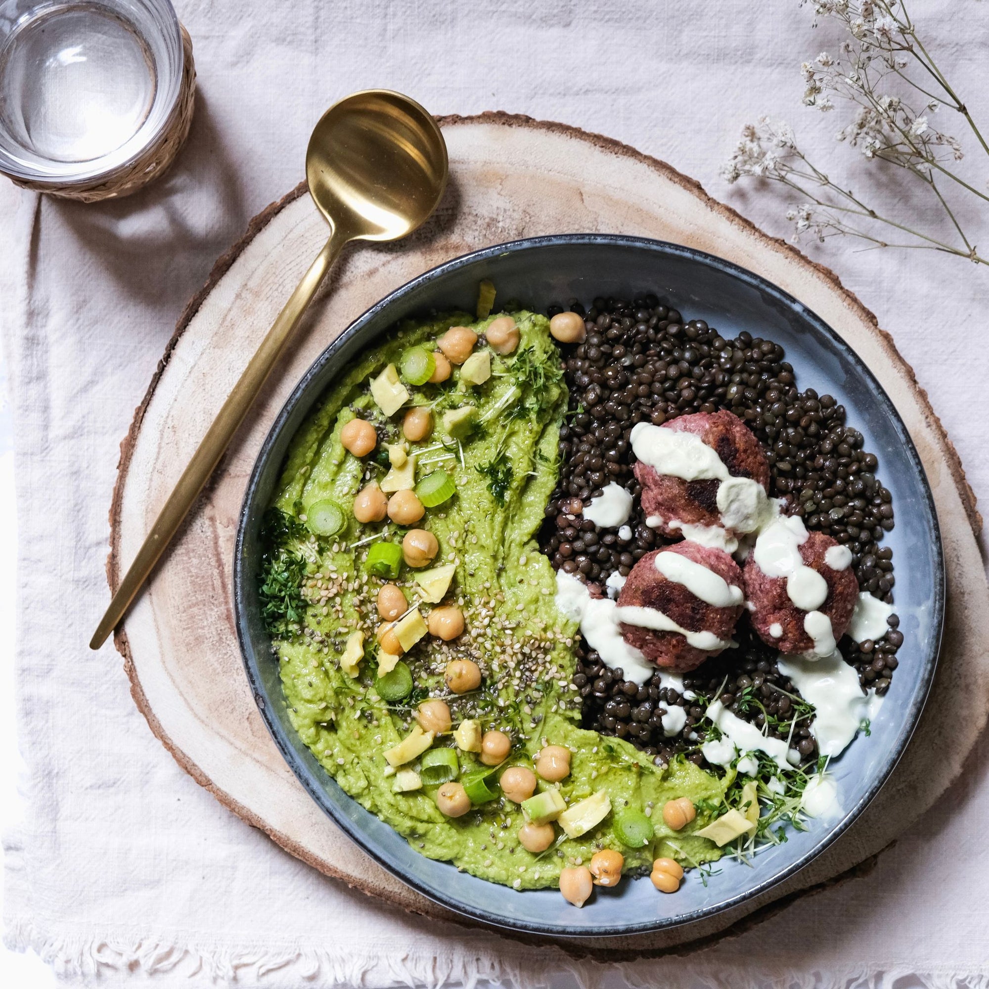 Hummus Bowl mit veganen Frikadellen