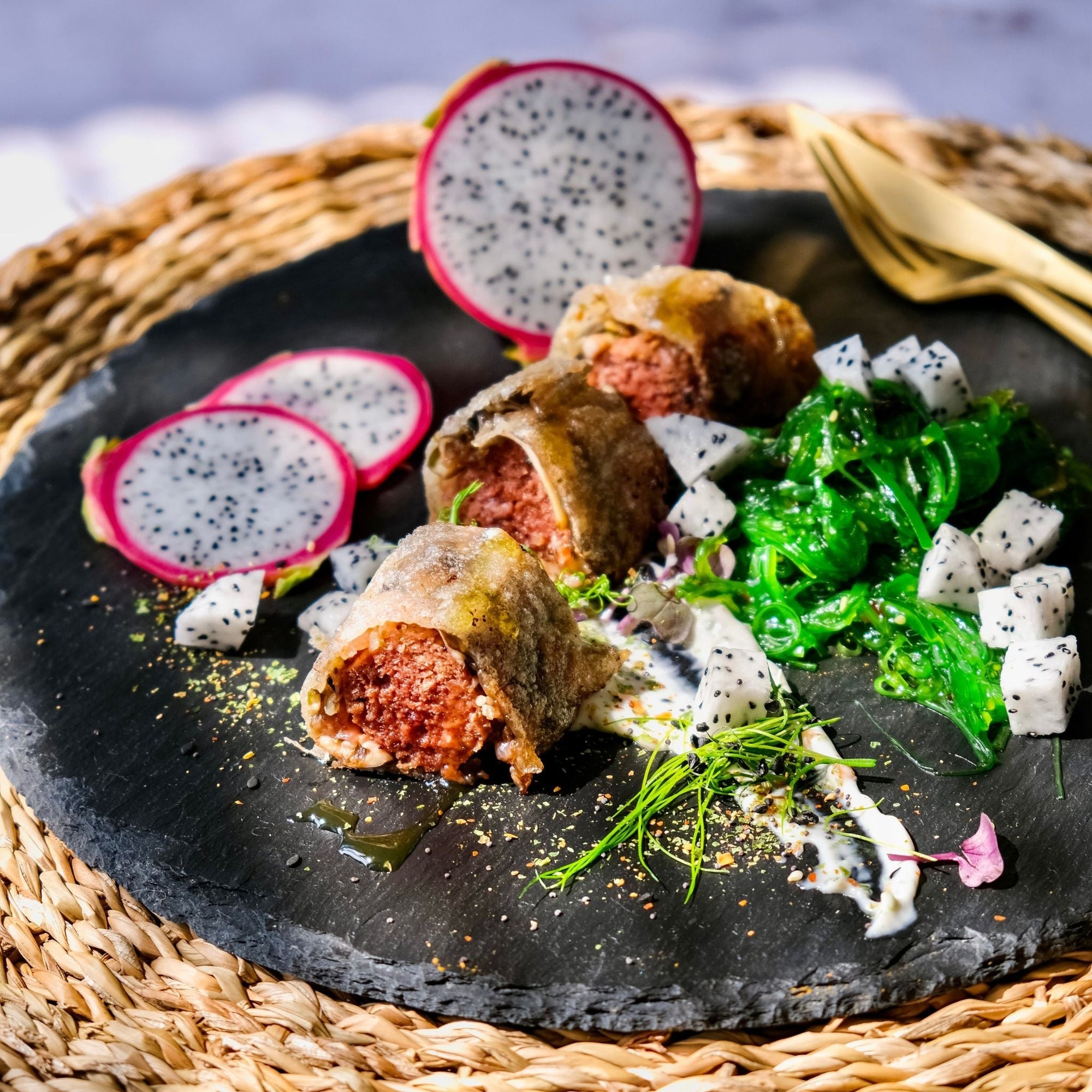 Burger in Reispapier mit Algensalat und Drachenfrucht
