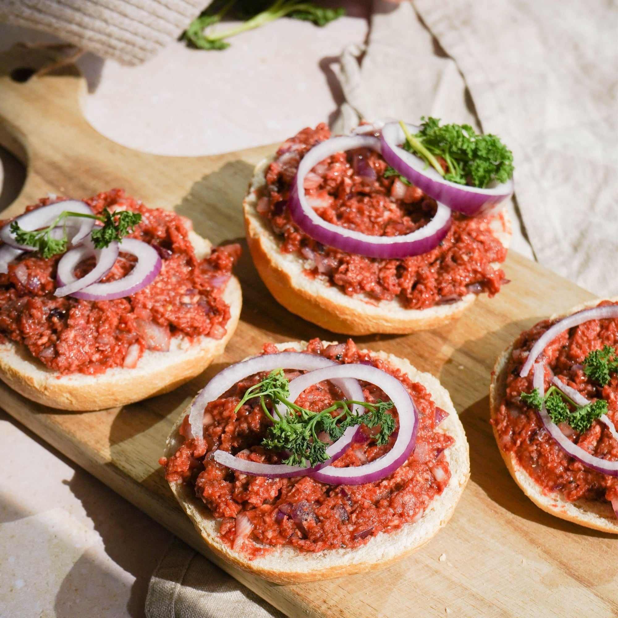 Vegane Mettbrötchen mit Petersilie und frischen Zwiebeln
