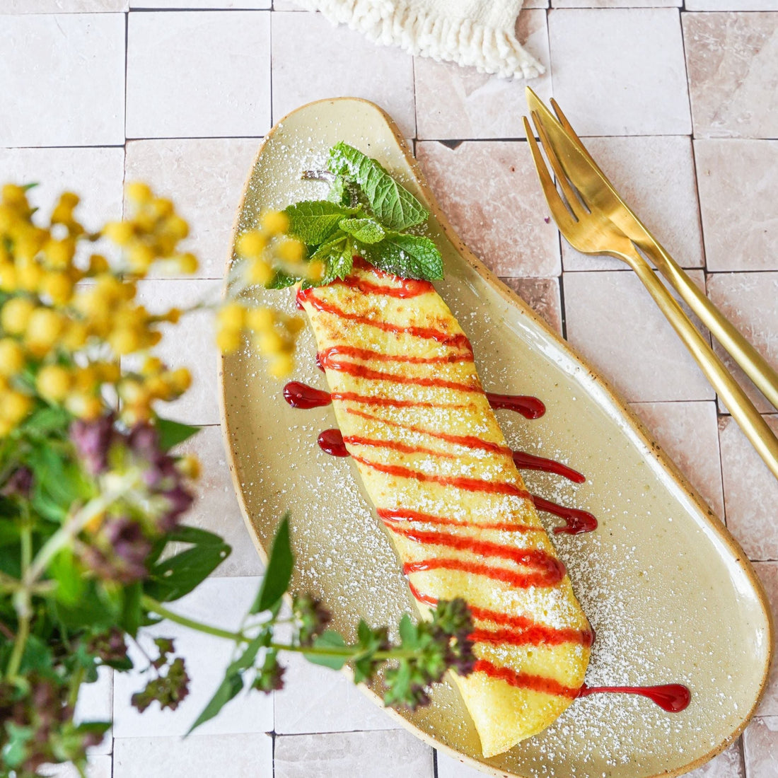 veganer Palatschinken mit Pfaumenfüllung