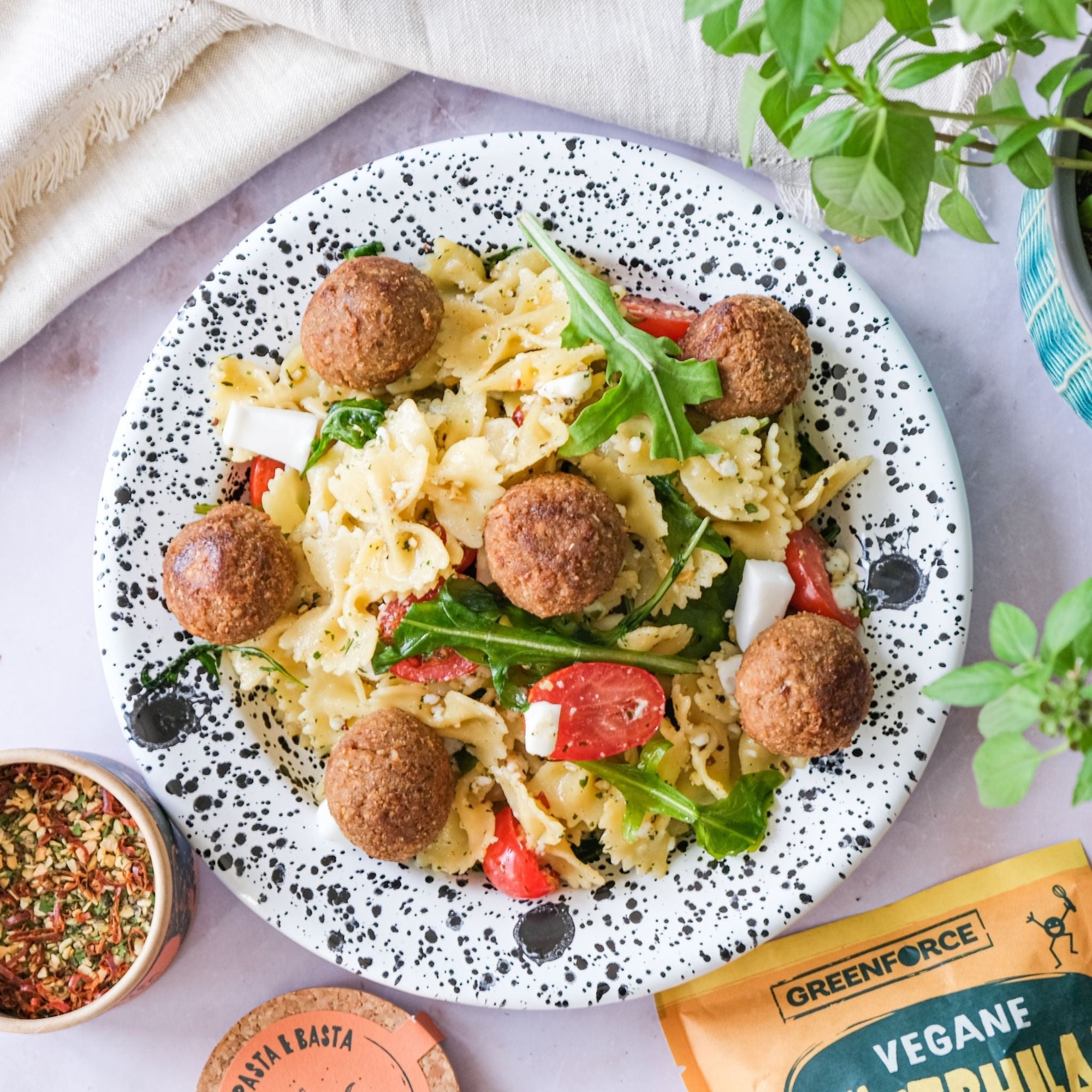 vegane Pastasalat mit Köttbullar