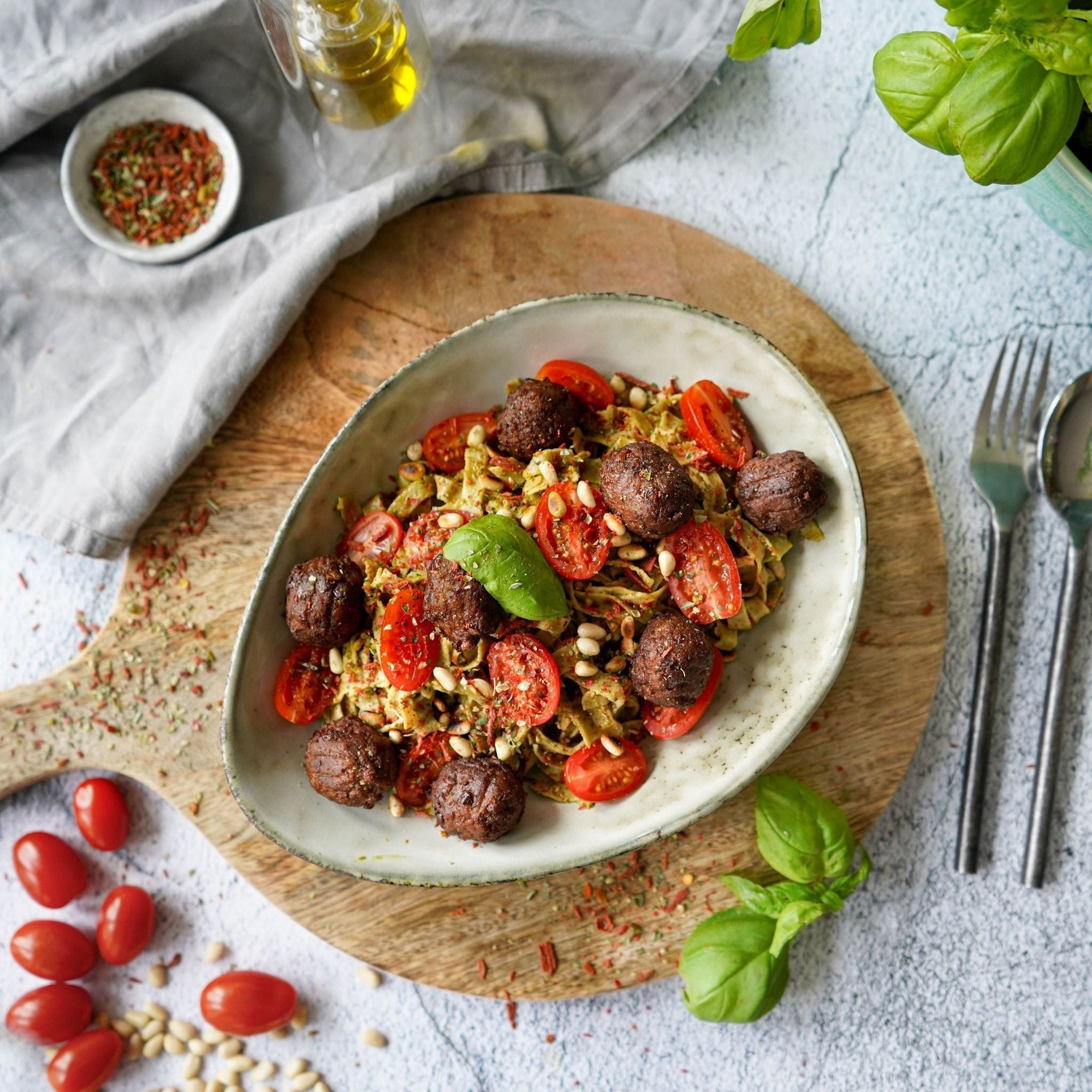 Pasta mit Pesto und veganen Fleischbällchen