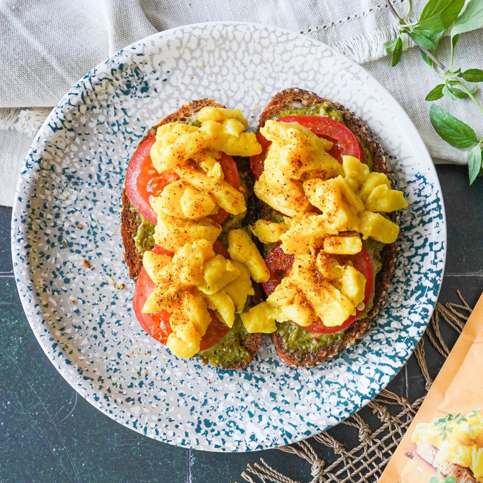 veganes Rührei auf Pestobrot