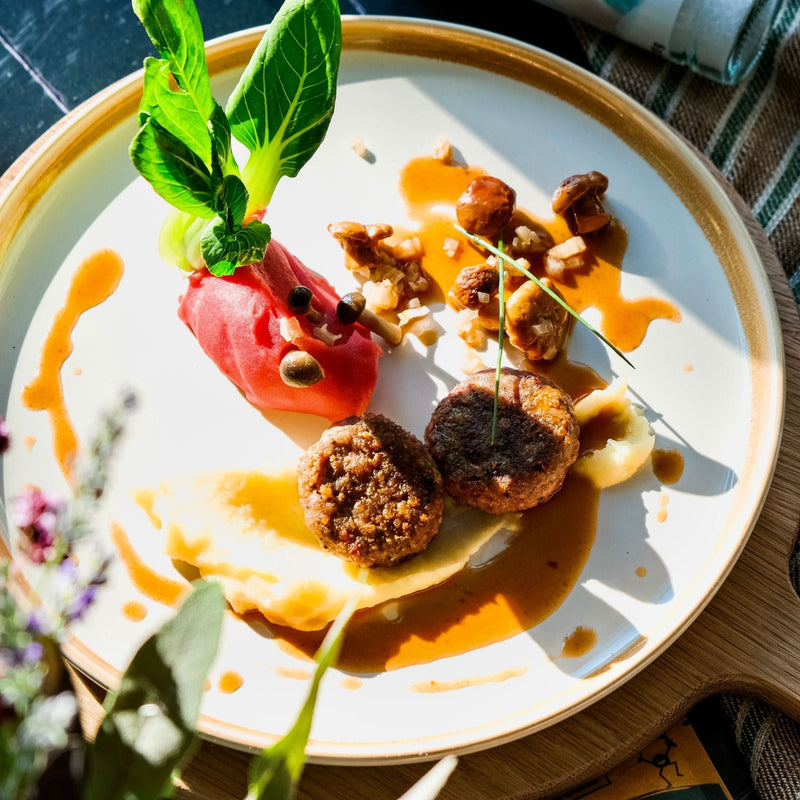 vegane Pilzfrikadelle mit Rote-Beete-Püree und Bratensauce