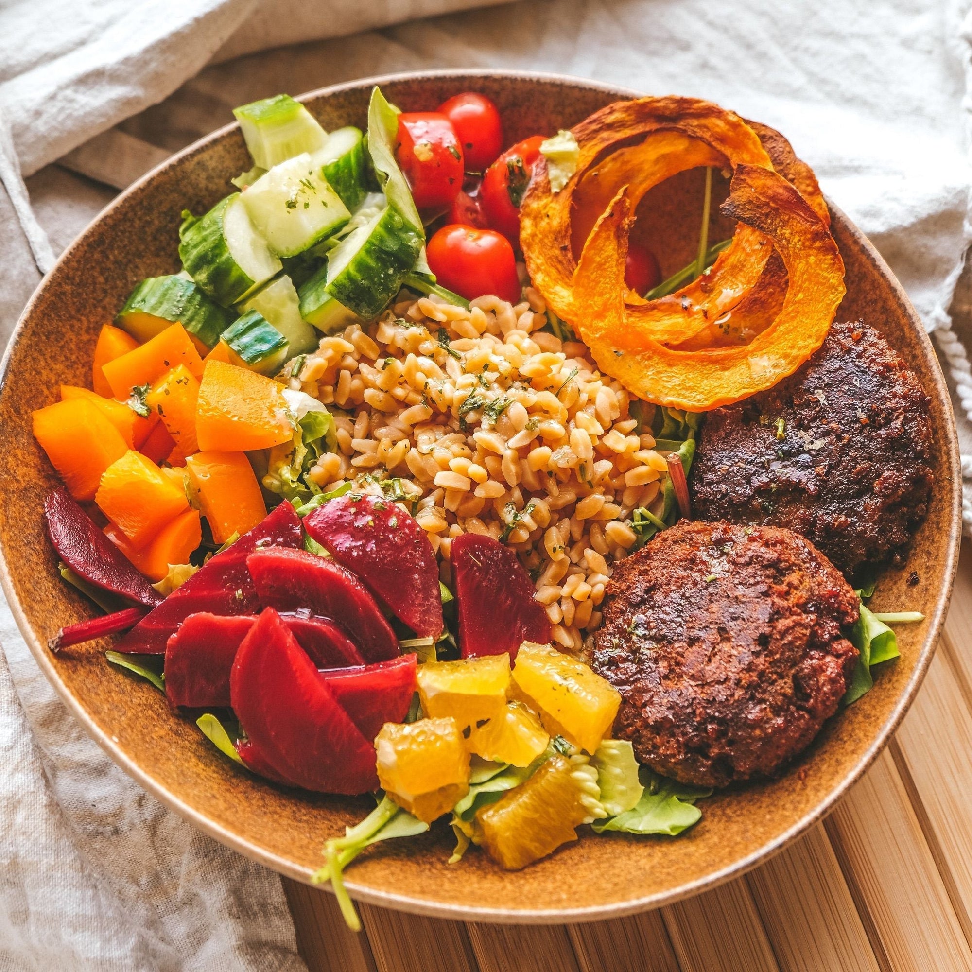 Rainbow Bowl mit Süßkartoffeln und Frikadellen