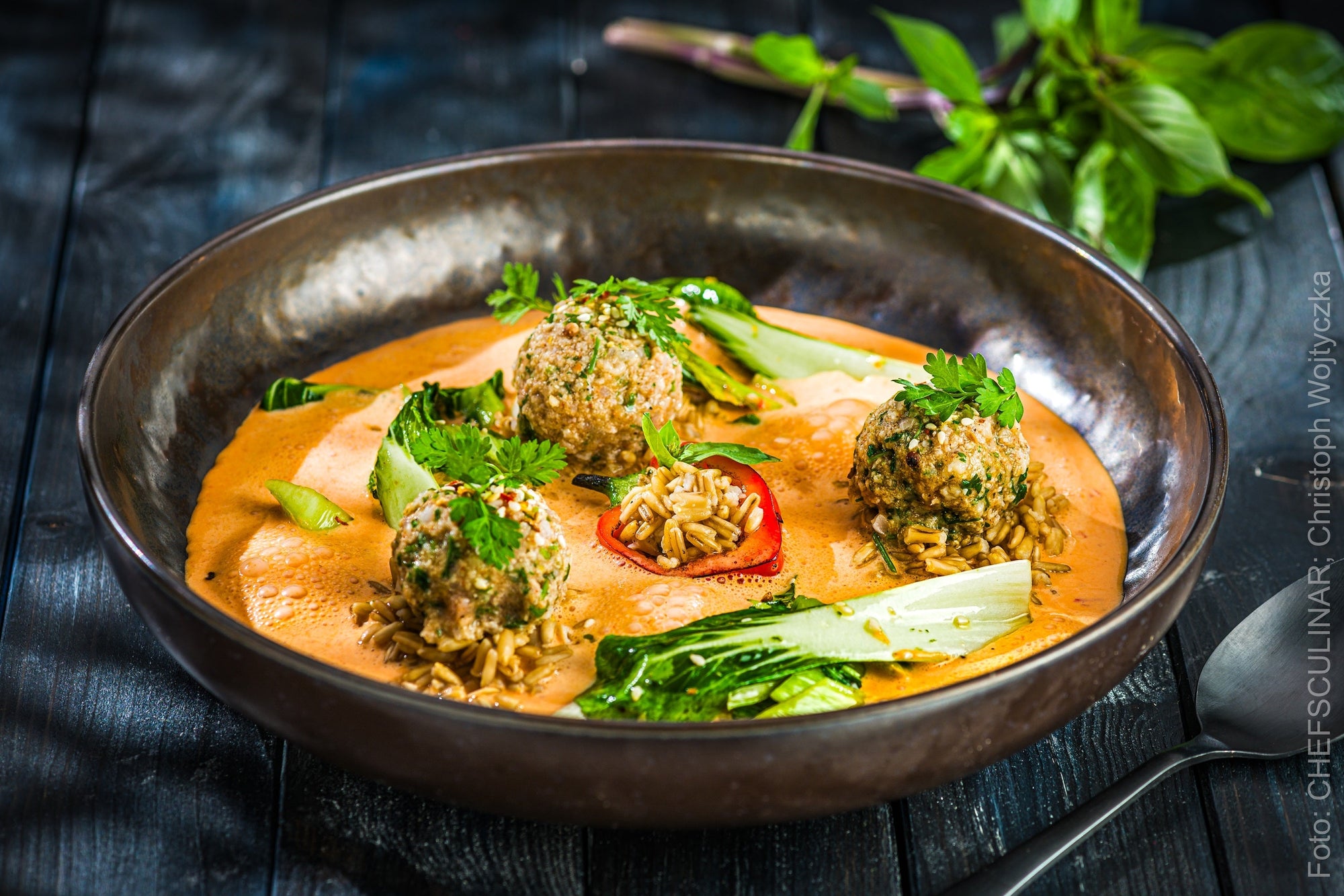 Vegane Thai-Paprika-Supper mit Fleischbällchen
