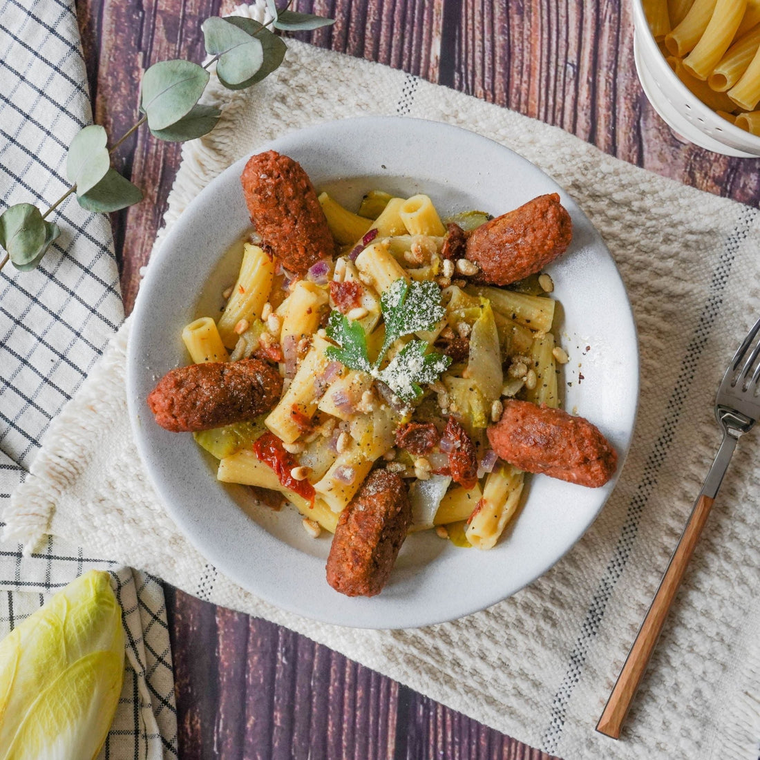 Rigatoni mit Chicorée und veganen Cevapcici