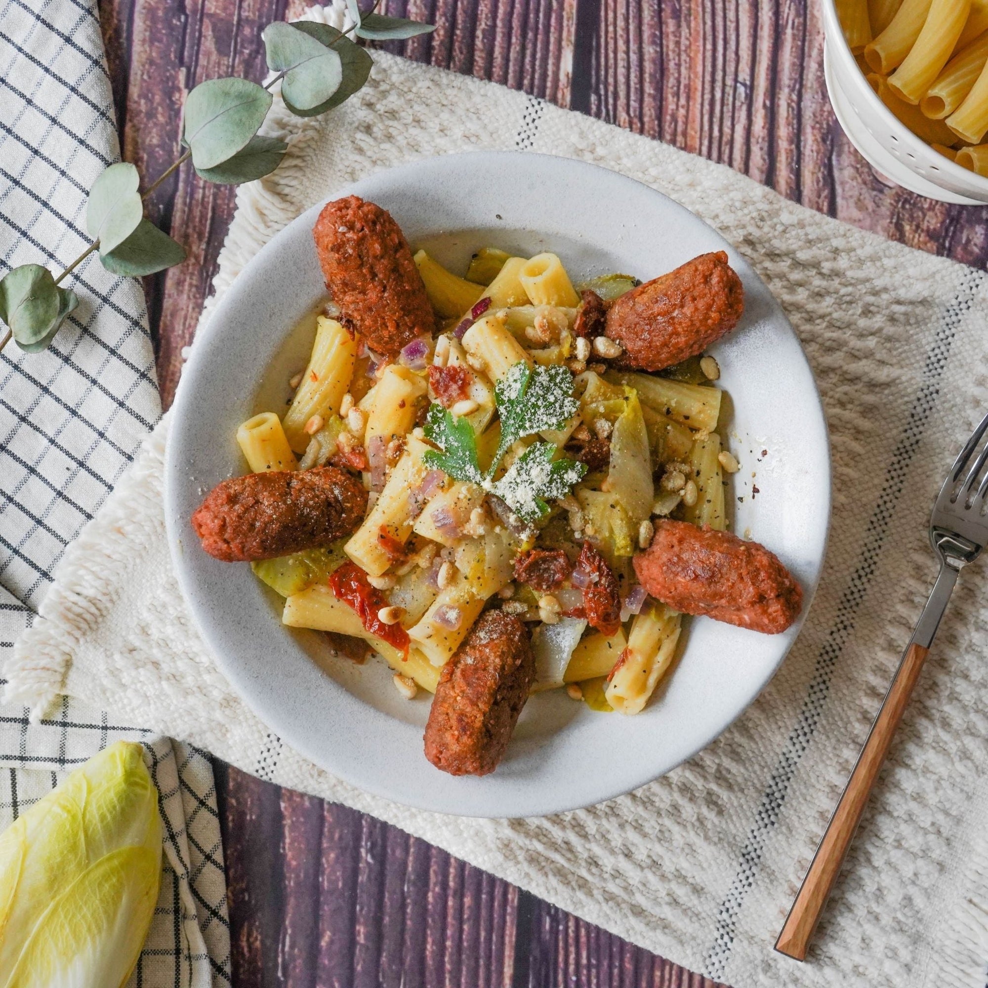 Rigatoni mit Chicorée und veganen Cevapcici