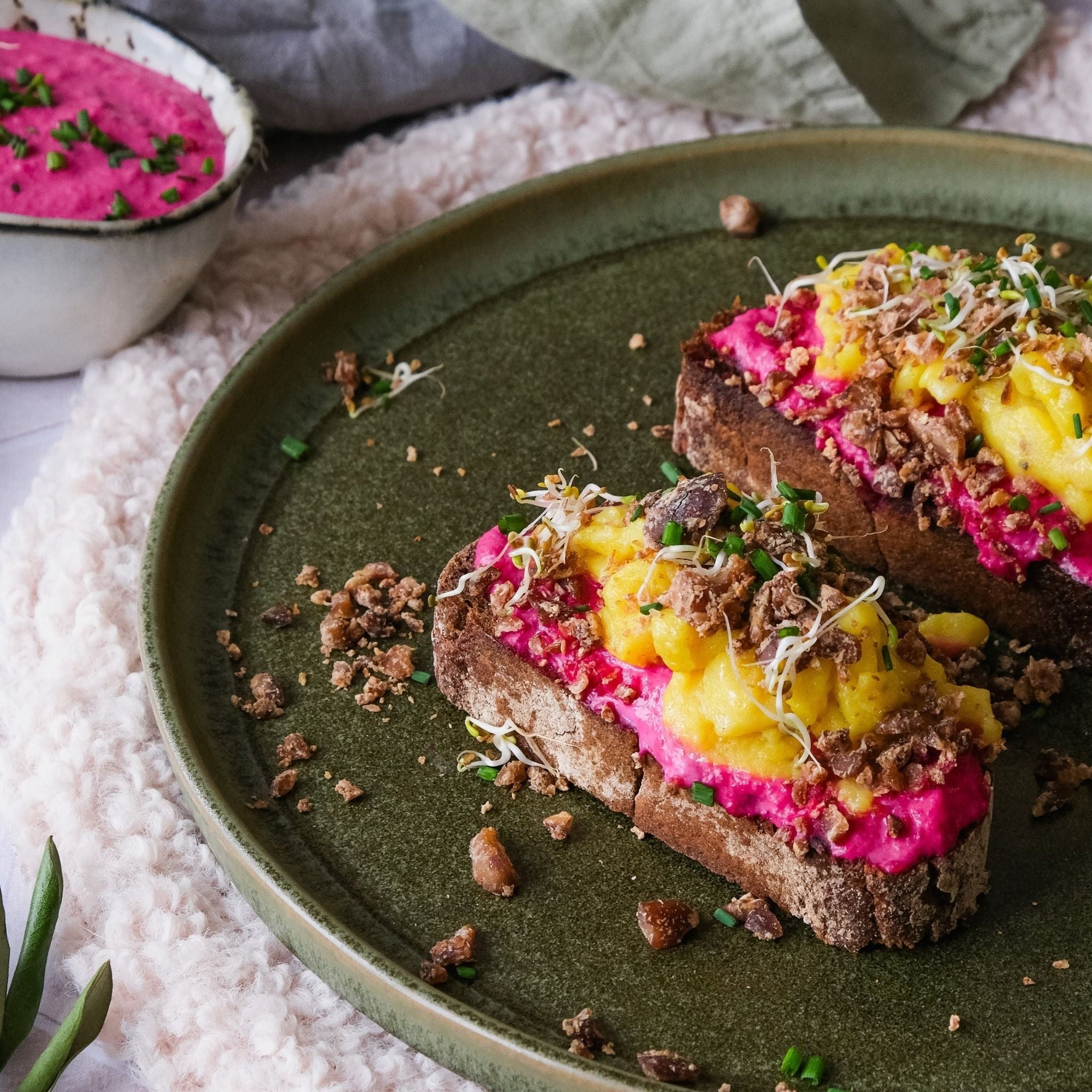 Stulle mit Rote Beete Creme und Rührei