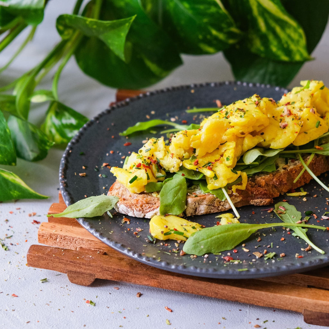 veganes Rührei auf Brot mit Rucola
