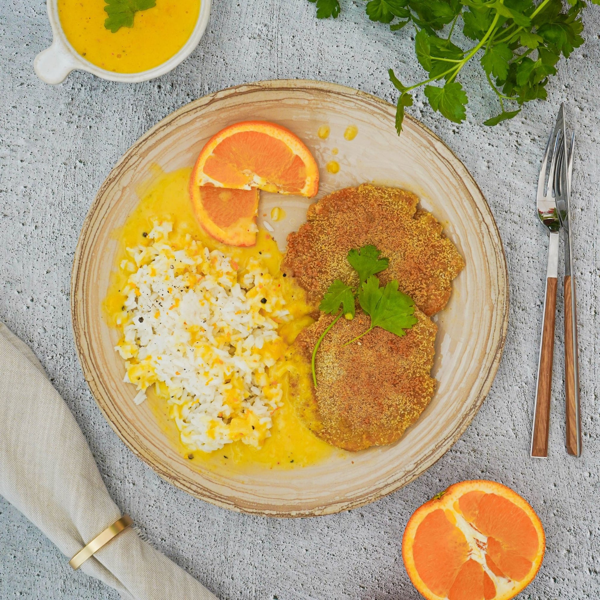 Schnitzel mit Reis und einer Orangensoße