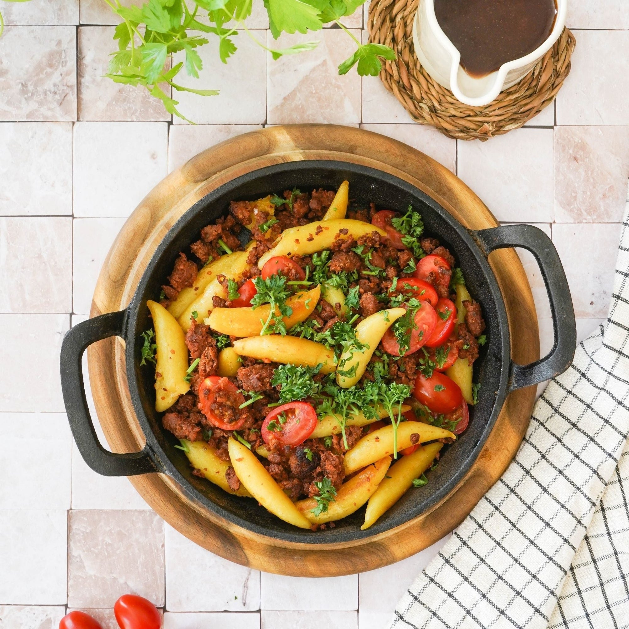 Camping-Frikadellen in einer Pfanne mit Bratkartoffeln