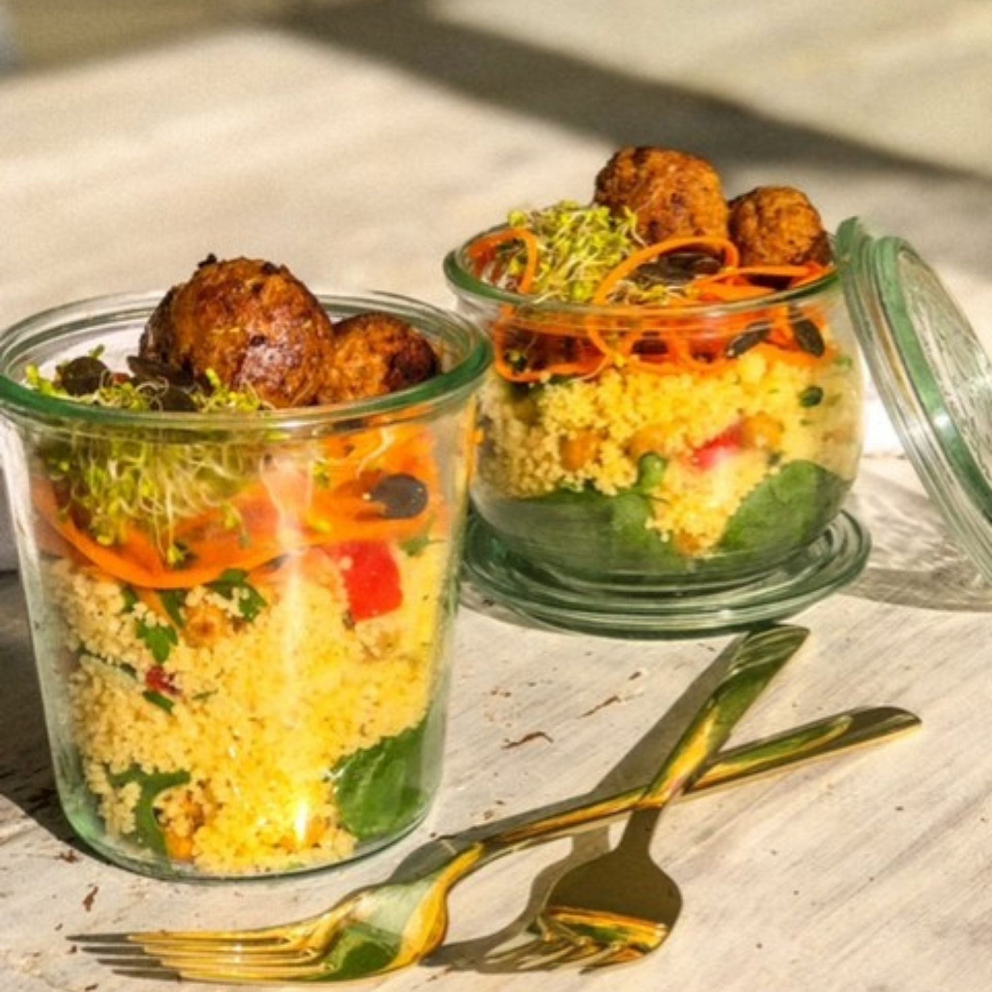 Couscous-Salat mit Köttbullar