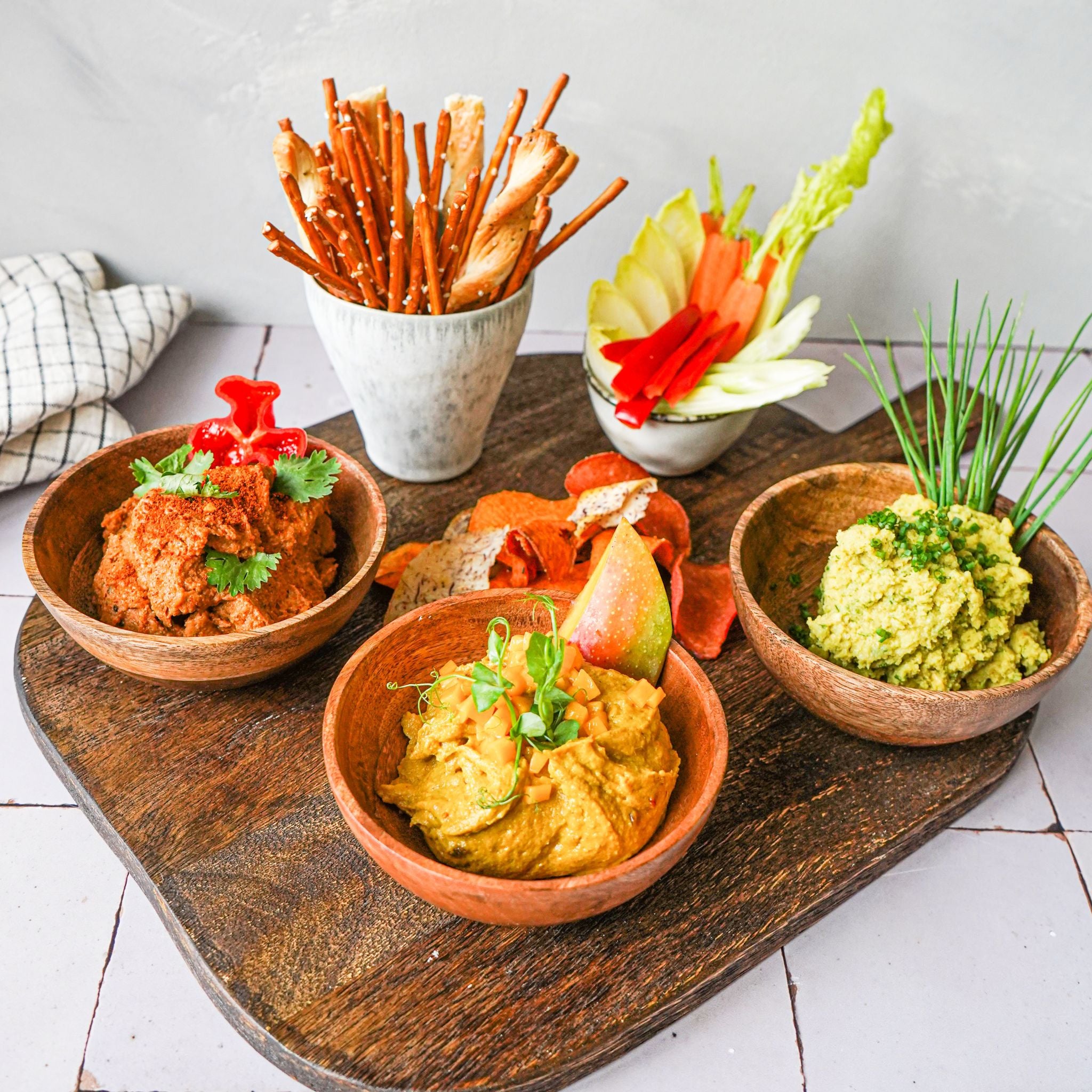 Vegane Naschplatte mit Salzgebäck & Rohkost zum Snacken Vegane Naschplatte mit Salzgebäck & Rohkost zum Snacken