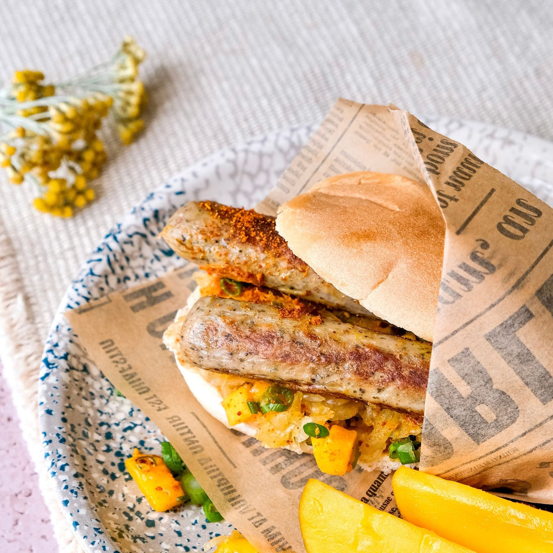 Bratwurst als Bosna mit Mango-Sauerkraut