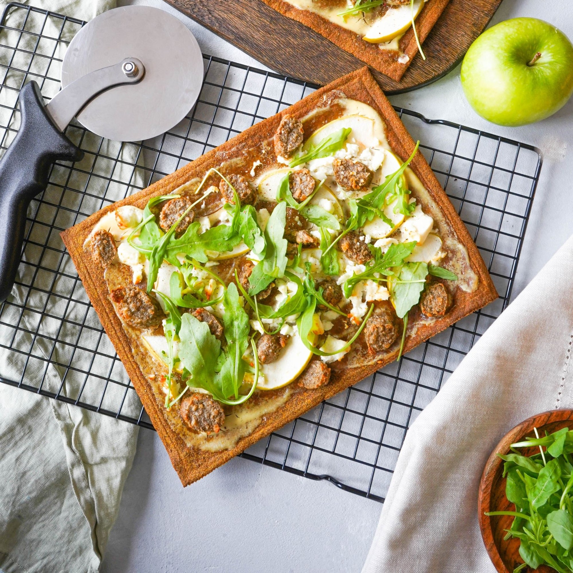 vegane Bratwurst Pizza mit Apfel und Rucola