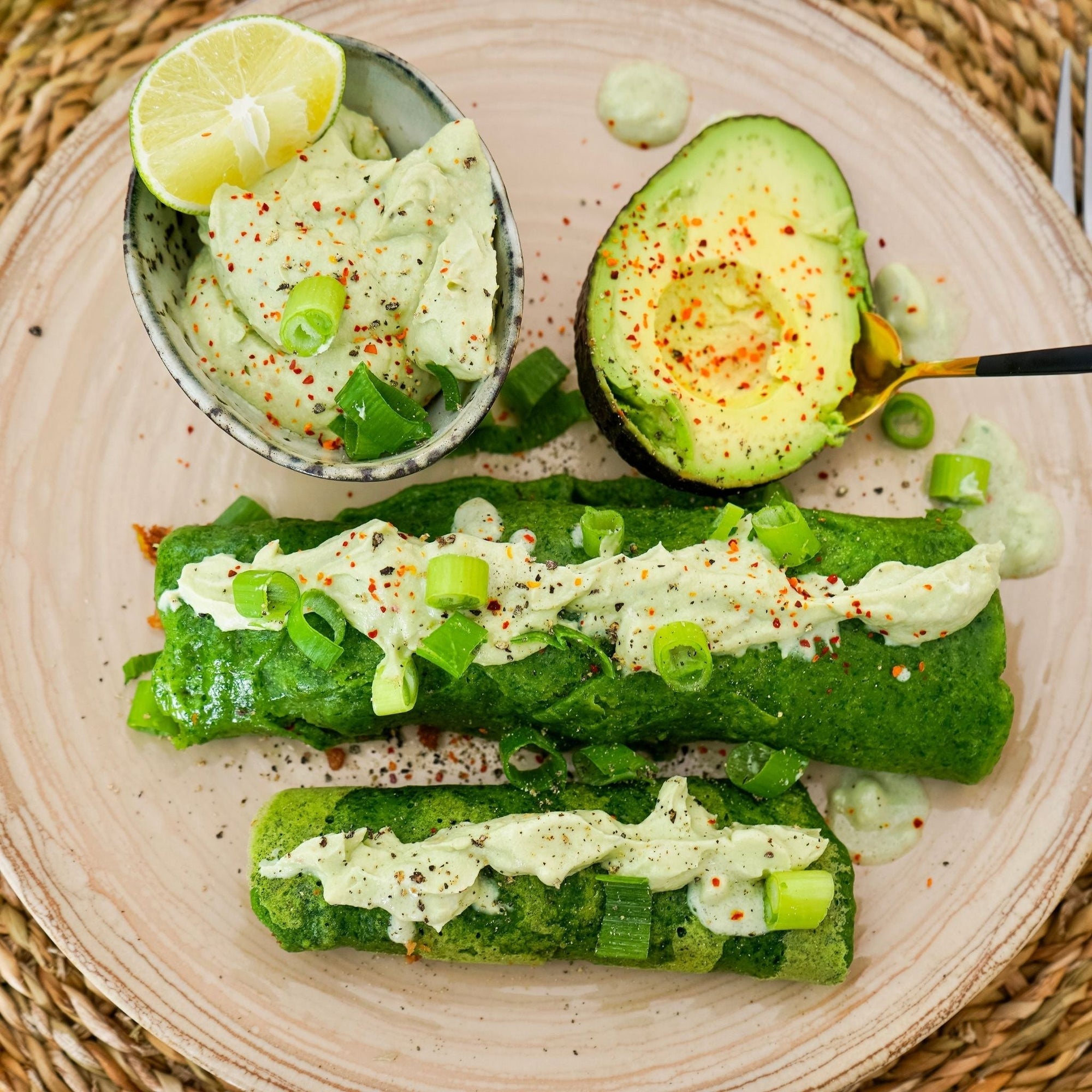 Spinatpfannkuchen mit Hackfleischfüllung und Avocado
