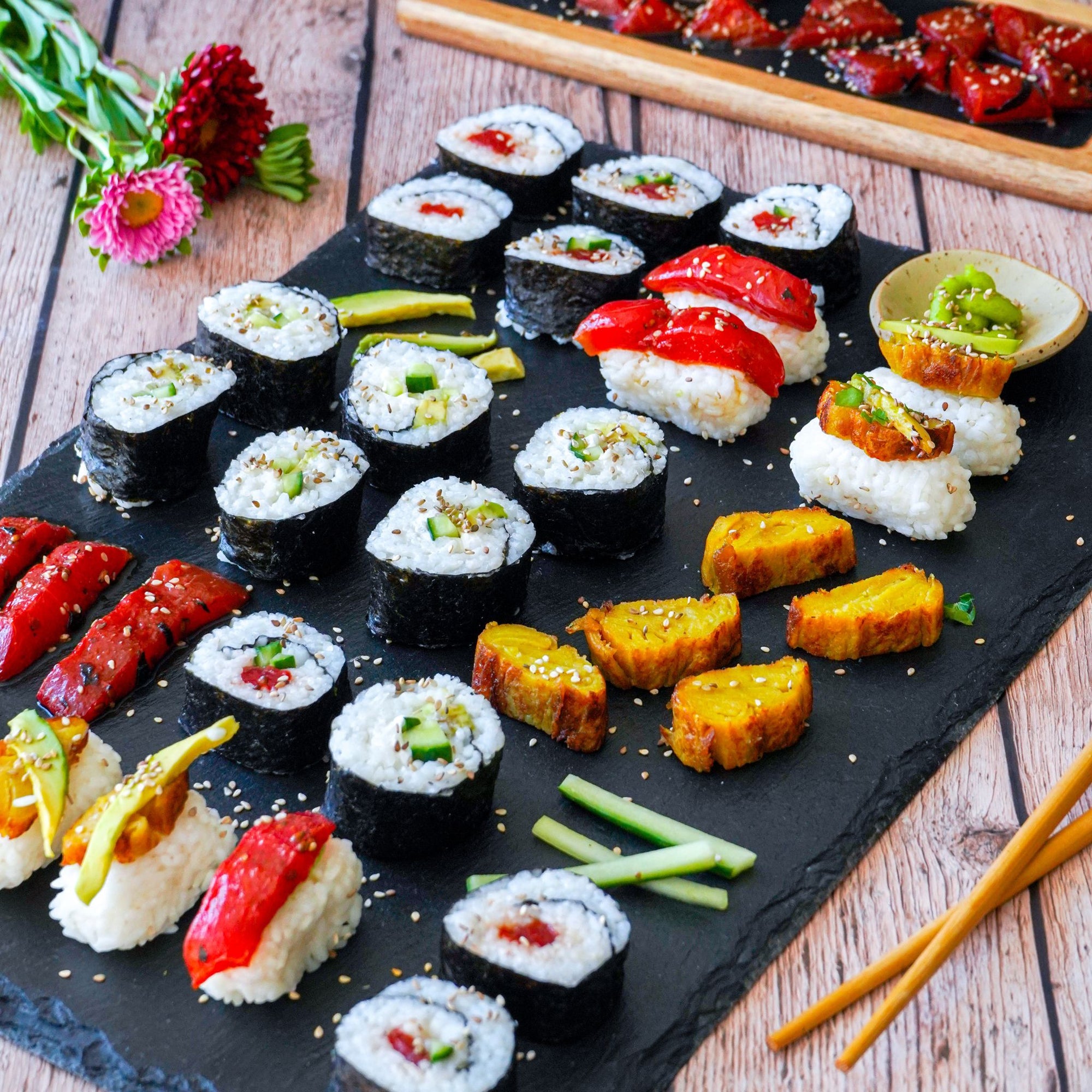 Platte mit veganem Sushi