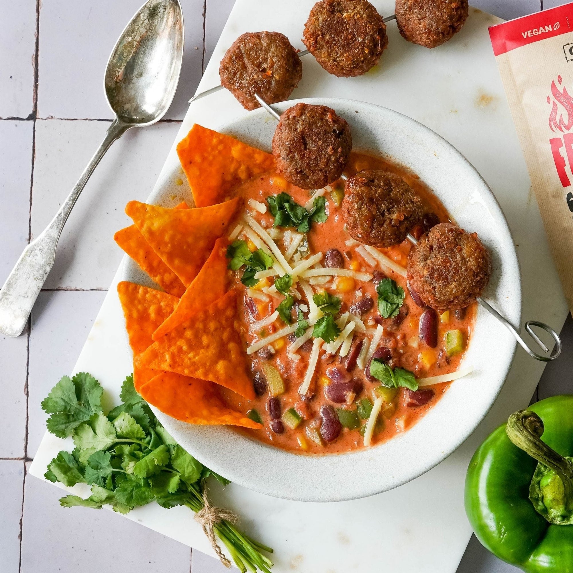 feurige Frikadellen Suppe mit Nachos