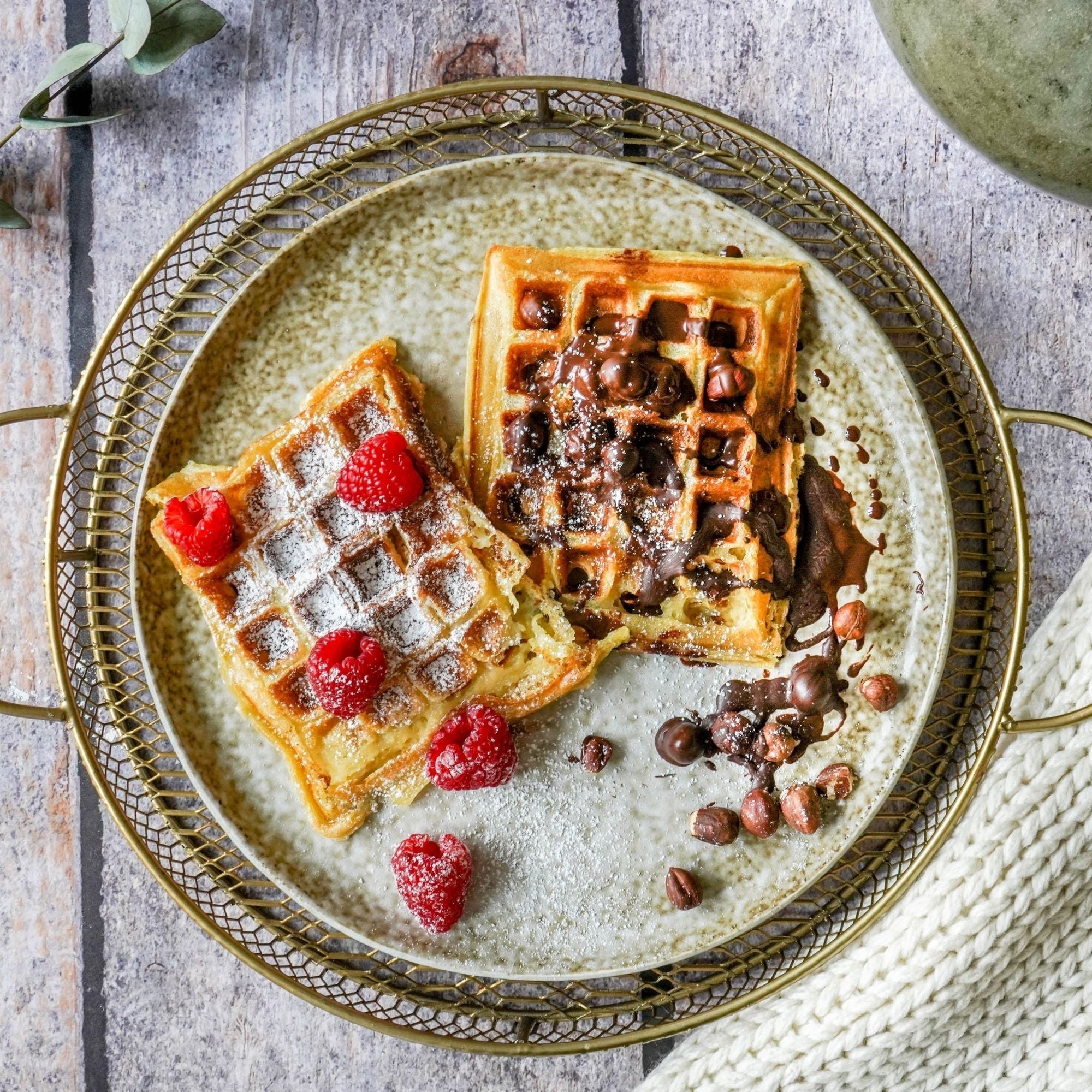 Vegane Waffeln mit Flower Topping und Ahornsirup